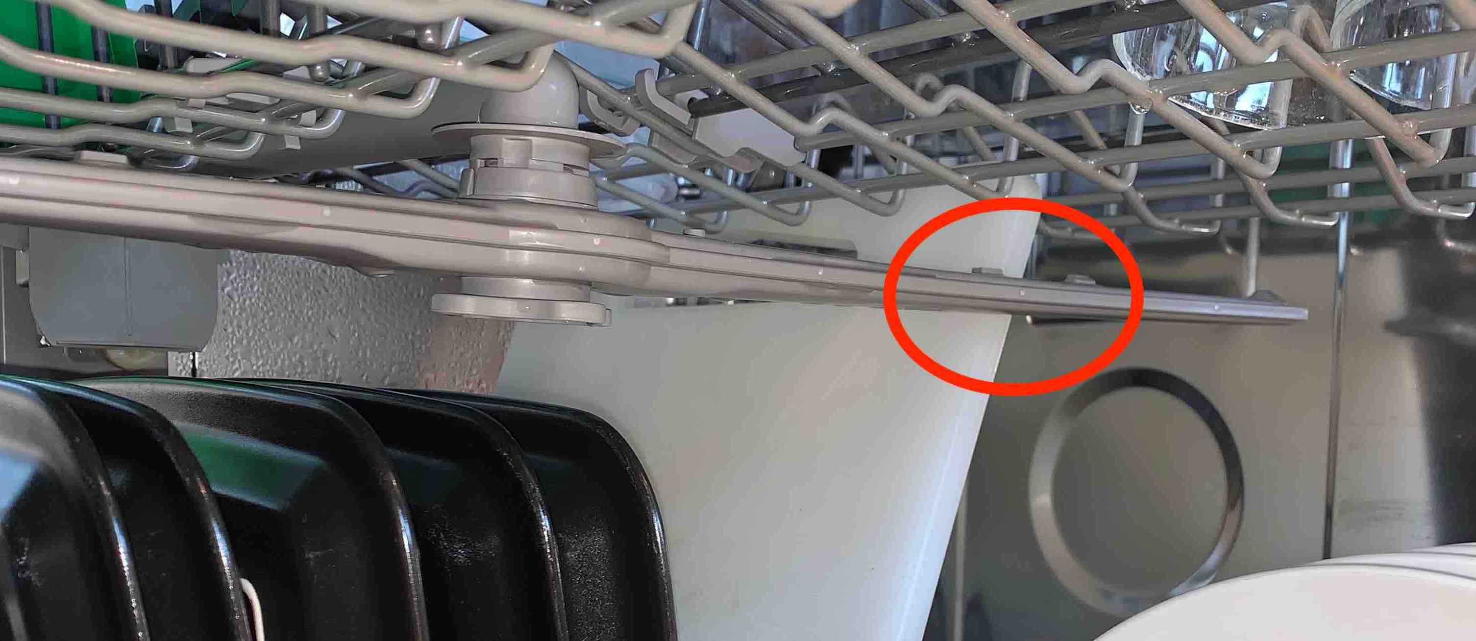 Bilde av spylerarm i oppvaskmaskin som er hindret i å gå rundt