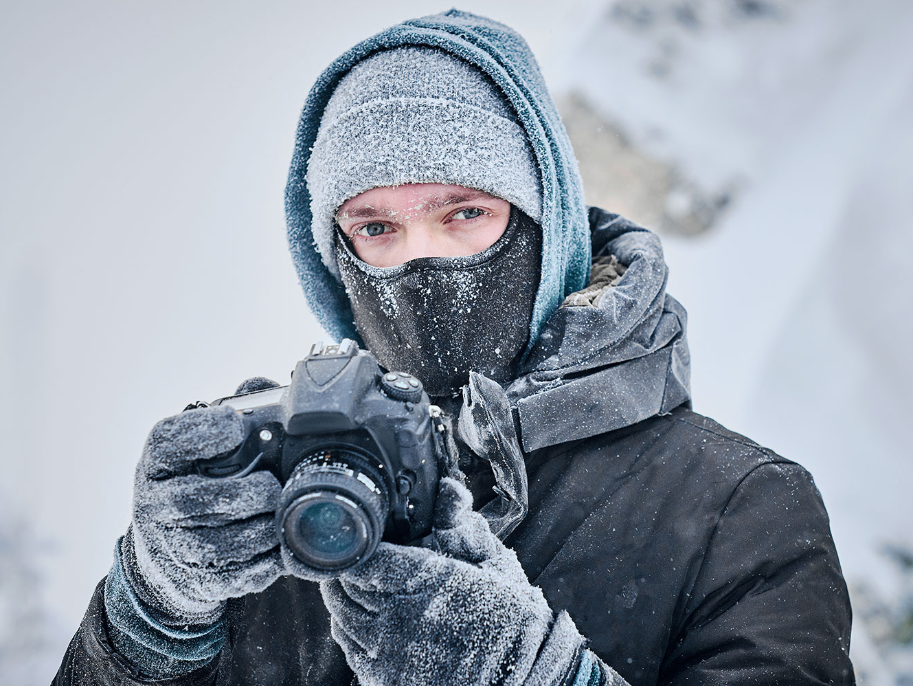 Fotograf ute i kaldt vintervær